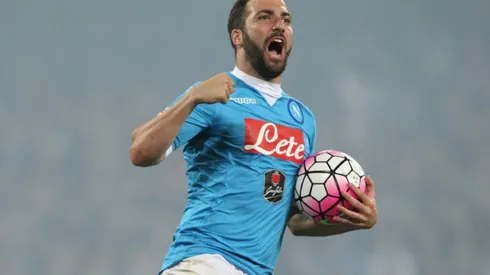 Higuain completes sensational Juventus move