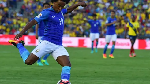 Willian signs new contract with Chelsea