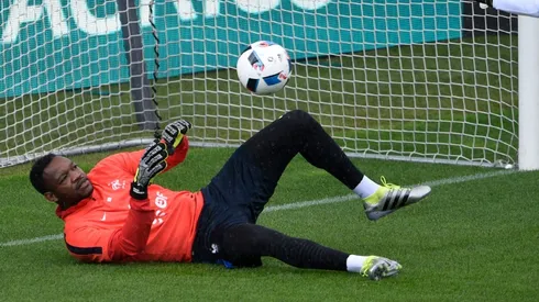 France goalkeeper Mandanda signs for Crystal Palace
