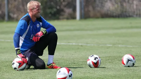 Schmeichel pens five-year Leicester contract