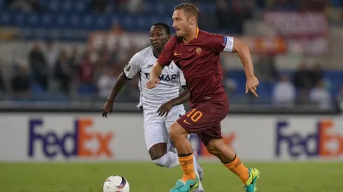 Totti sets up Roma rout, Ibrahimovic delivers for United
