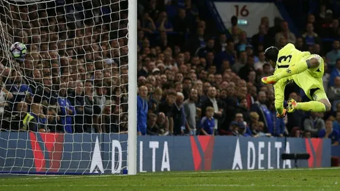 Henderson humdinger sinks Conte's Chelsea