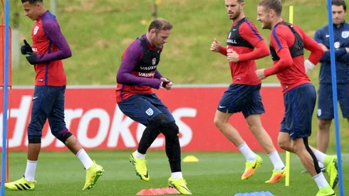 Henderson backs Rooney to cope with England fans' boos