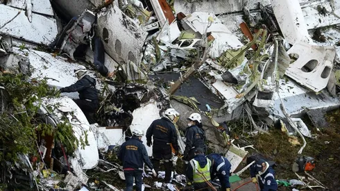 Football mourns Brazilian players killed in air crash