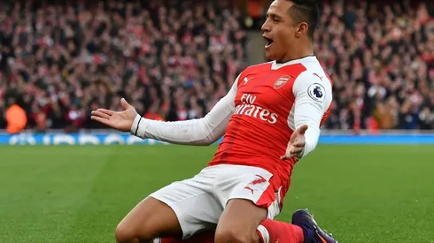 Sanchez double keeps Arsenal in title hunt