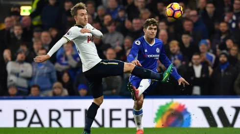 Moses downs Spurs to lead Chelsea back to summit