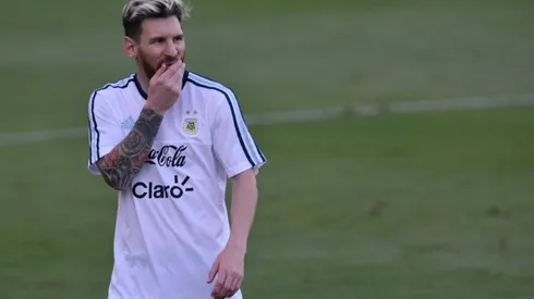 Bumpy plane ride too much for Messi