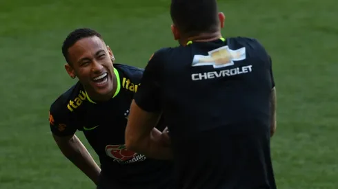 Neymar gives Messi lift on private jet