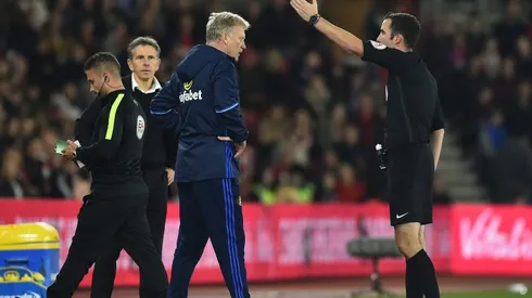Sunderland boss Moyes gets touchline ban