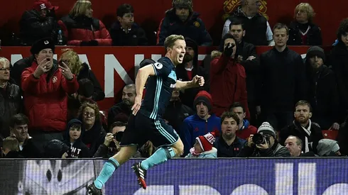 Mourinho salutes Old Trafford faithful