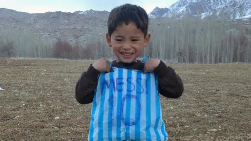 Afghan bag shirt boy meets idol Messi