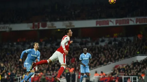 Ozil guides Arsenal top, Okaka sinks Everton