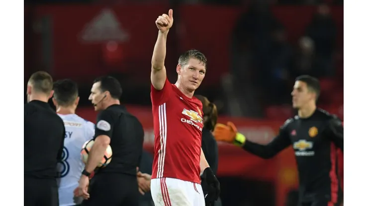 Mourinho says Schweinsteiger staying at United