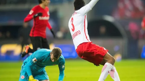 Leipzig down 10-man Frankfurt to trim Bayern lead