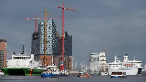 Divers to search for missing Hamburg official