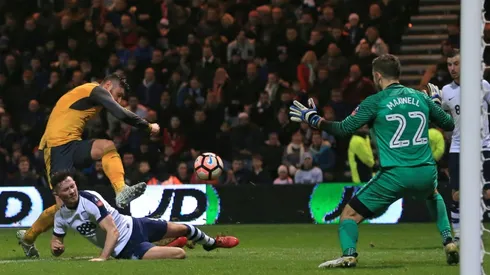 Giroud strikes late as Arsenal edge past Preston