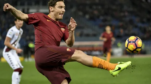 Roma rout Torino to keep title dream alive