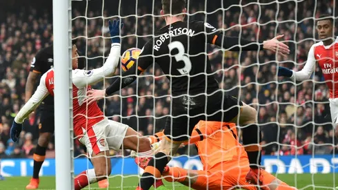 Sanchez hands Arsenal lift with win over Hull