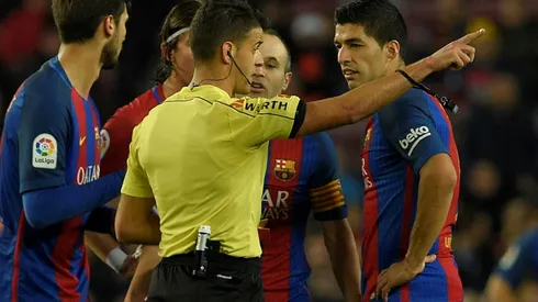 Suarez sent-off as Barca oust Atletico to reach final