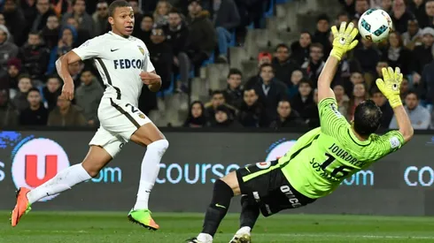 10-man Monaco edge Montpellier to build lead