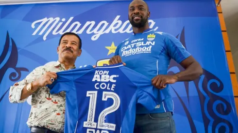 Carlton Cole joins Essien at Indonesia's Persib