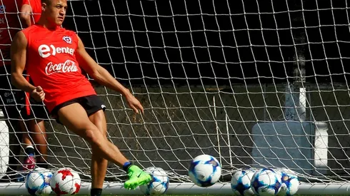 Sanchez trains with Chile after ankle injury fear