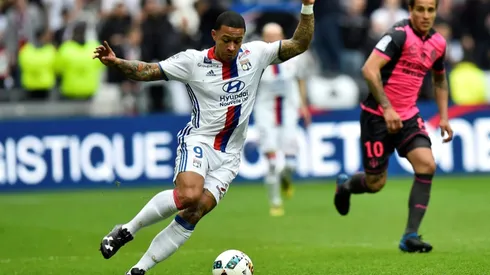 Depay halfway line stunner caps Lyon rout of Toulouse
