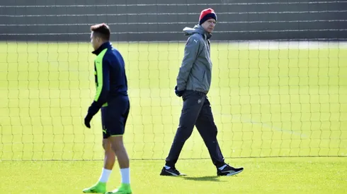 Under-fire Wenger rallies troubled Arsenal