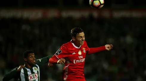 United target Lindelof extends Benfica deal