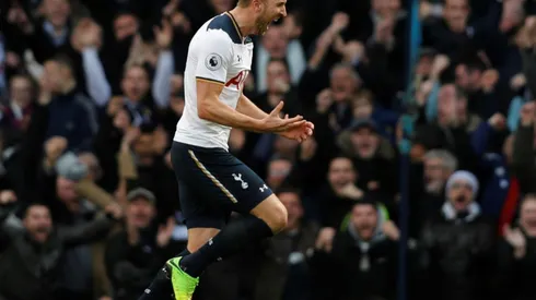 Harry Kane double keeps Tottenham in title hunt