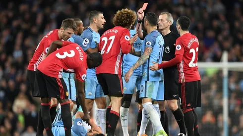 Fellaini sent off as Manchester United, Manchester City draw blank