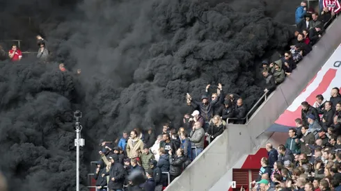 Giant smoke bombs interrupt PSV v Ajax