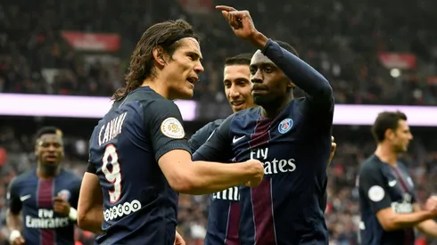 Matador Cavani sends PSG top