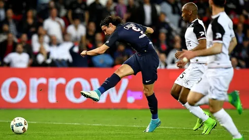 Cavani ensures PSG stay in touch with Monaco