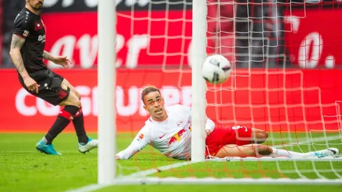 Poulsen strikes late as Leipzig stay on Bayern's tail