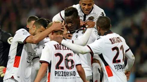 Balotelli brace keeps Nice in title hunt