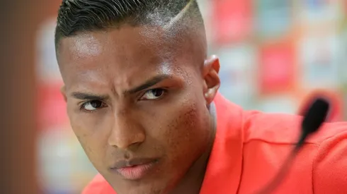 Antonio Valencia extends Manchester United stay