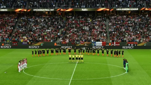 Silence, applause as Man Utd and Ajax honour Manchester victims