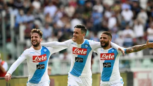 Napoli rout piles pressure on Roma before Juve showdown