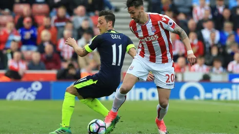 Giroud brace keeps Arsenal in the hunt