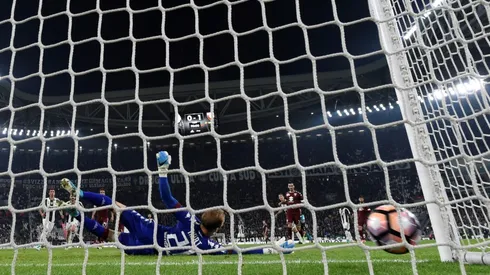 Last-gasp Higuain beats Hart to grab share of derby spoils