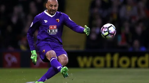 Watford keeper Gomes signs new contract