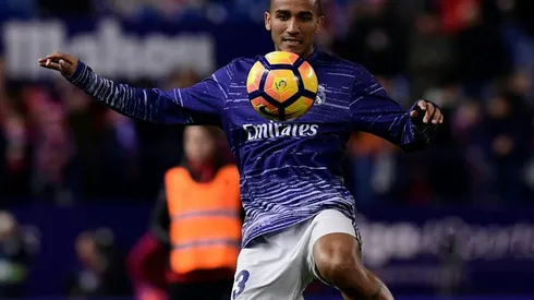 Danilo completes Man City move