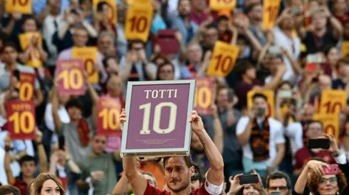 Totti confirms retirement to take Roma role