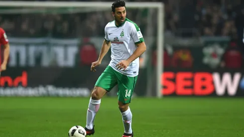 Football veteran Pizarro released by Bremen