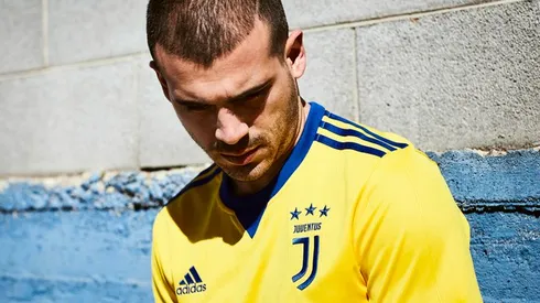 Juventus away jersey for 2017/18 season features bold yellow and blue colors