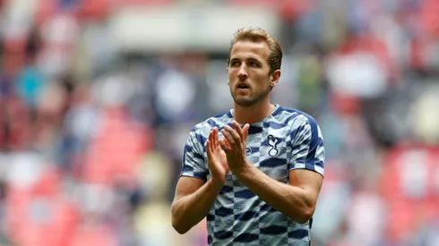 Kane backs Spurs chief Levy's transfer tiptoes