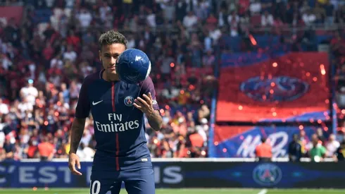 Fans hail Neymar as PSG stroll to opening win
