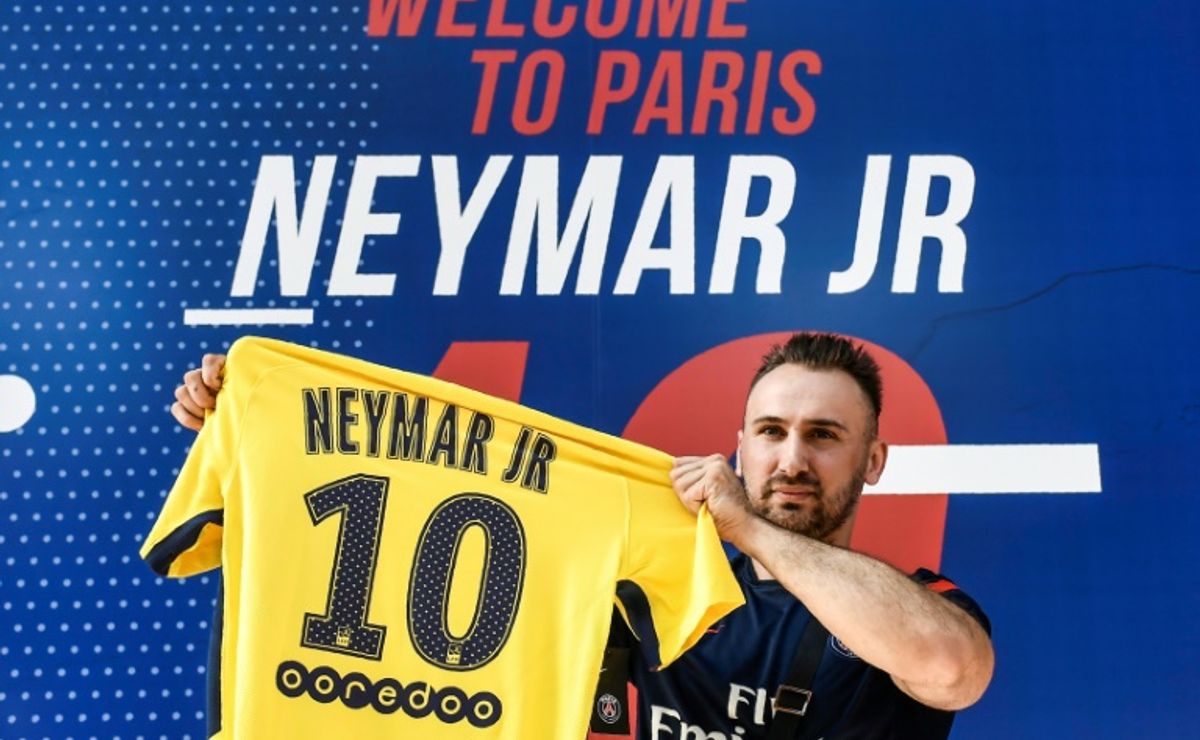 PSG sell 10,000 Neymar shirts on first day - World Soccer Talk