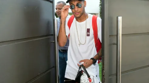 Neymar arrives in Paris promising glory for PSG